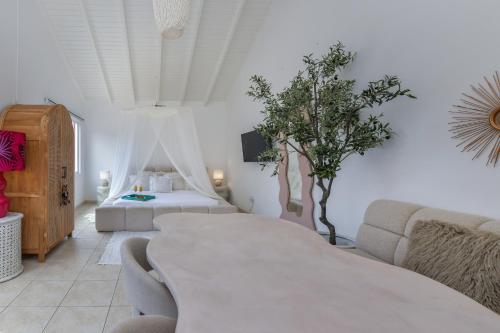 a living room with a bed and a couch at Moderne Studio Sea dichtbij de zee met zwembad in Oranjestad