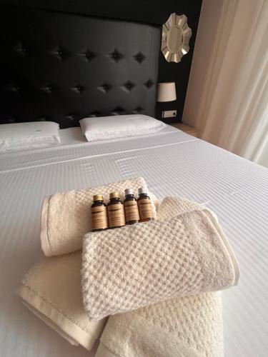 two towels and three rings on a bed at Apartament cu 2 camere Central in Ploieşti