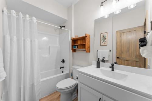 Ένα μπάνιο στο Creekside Retreat 4BR/4BA +Pond View at Tall Timber Camp