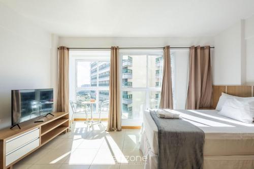 a bedroom with a bed and a large window at Studio em cond. c/ Academia, Asa Norte SMZ407 in Brasilia