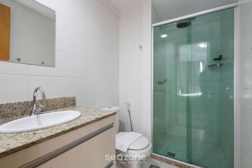 a bathroom with a shower and a sink and a toilet at Studio em cond. c/ Academia, Asa Norte SMZ407 in Brasilia
