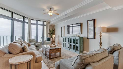 un salon avec deux canapés et une table dans l'établissement The Oasis Orange Beach 2110, à Orange Beach