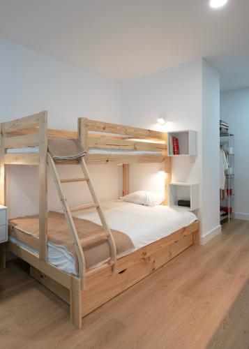 Ένα ή περισσότερα κρεβάτια σε δωμάτιο στο Apartamentos Lang