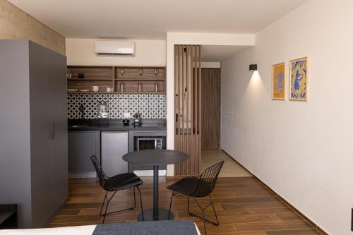 a kitchen with a table and chairs in a room at Lapso At Asís in Guadalajara