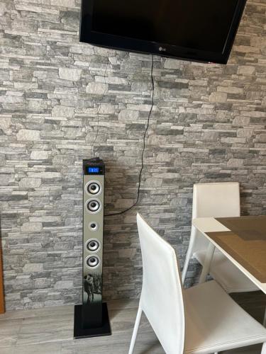 a room with a wall with a tv and speakers at casa vacanza serena in Palazzago