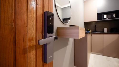 a close up of a door with a speaker on it at Republica Suites - Departamento Nivel Ejecutivo2 in San Fernando del Valle de Catamarca