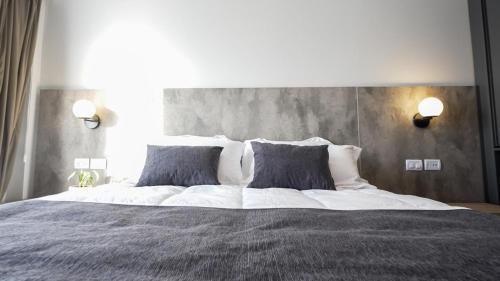 a bedroom with a large bed with two pillows at Republica Suites - Departamento Nivel Ejecutivo2 in San Fernando del Valle de Catamarca