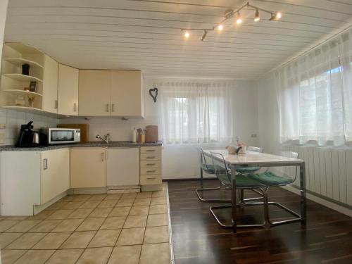 Η κουζίνα ή μικρή κουζίνα στο Ferienwohnung Geiger