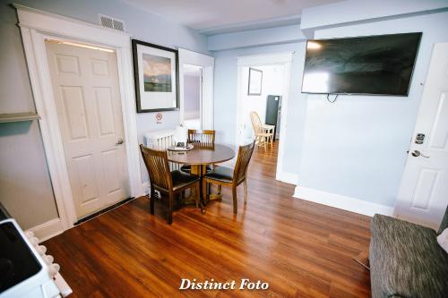 Un comedor y una sala de estar con mesa y sillas. en Vacation House Washington DC, en Washington