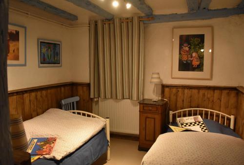 1 Schlafzimmer mit 2 Einzelbetten und einem Tisch in der Unterkunft Gîte de Cep et de Grès in Mutzig