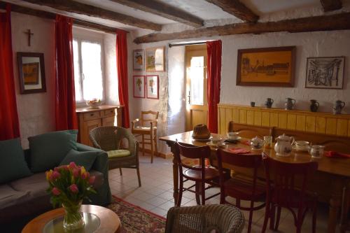 Ein Sitzbereich in der Unterkunft Gîte de Cep et de Grès