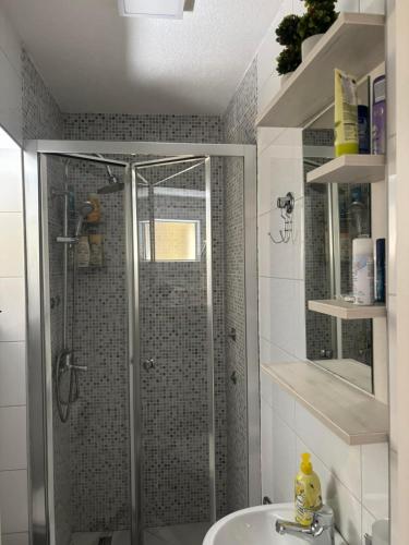 Bany a Red Apartment