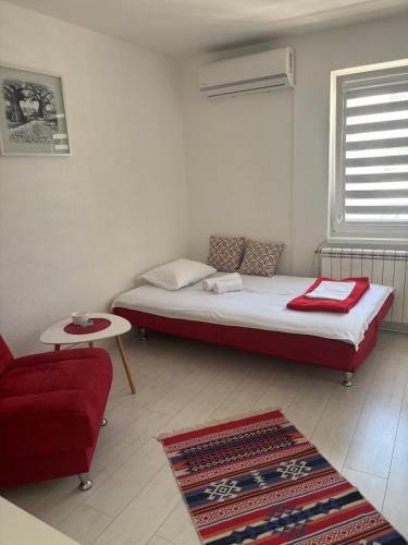 Llit o llits en una habitació de Red Apartment