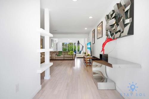 Ruang duduk di Luxury Waterfront Home 5BR-4BTH & Pool