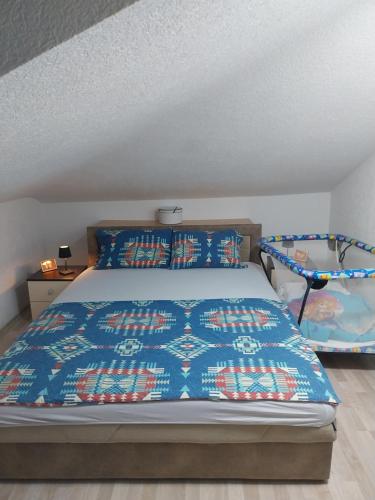 Una cama o camas en una habitación de Park Apartment