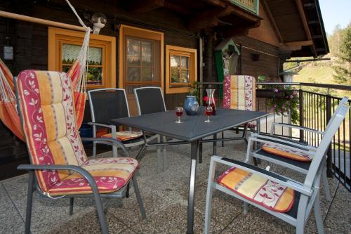 a patio with a table and chairs on a porch at Kräuterpension Rosenkranz in Rangersdorf