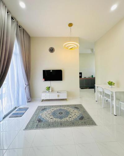 a living room with a flat screen tv and a rug at Laman Kota Pool Homestay in Kota Sarang Semut