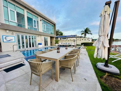 Gallery image of Ocean Front Luxury Villa with Pier and Heated Pool - Self Check In - VJ1 in Cabo Rojo