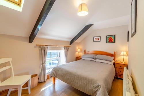 una camera da letto con un letto e una finestra di Ivy Cottage - Little Haven a Little Haven