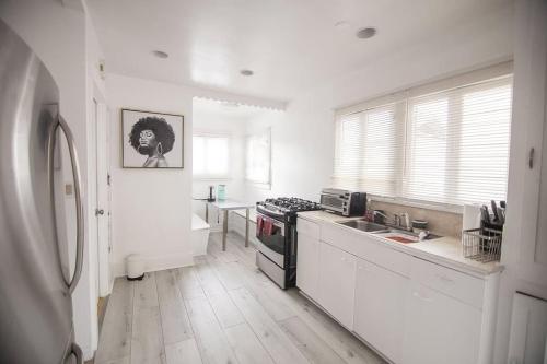 Η κουζίνα ή μικρή κουζίνα στο Private Room in East Hollywood