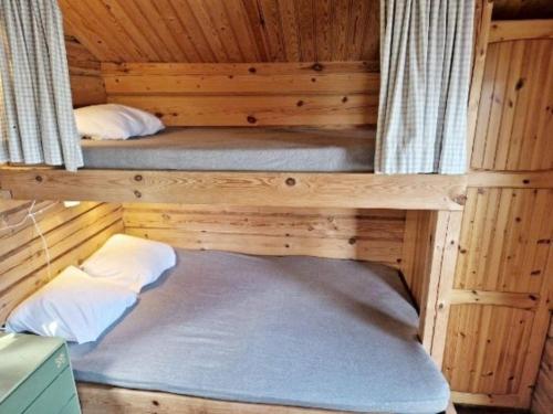 Postel nebo postele na pokoji v ubytování Seaside Cabin with Private Sauna