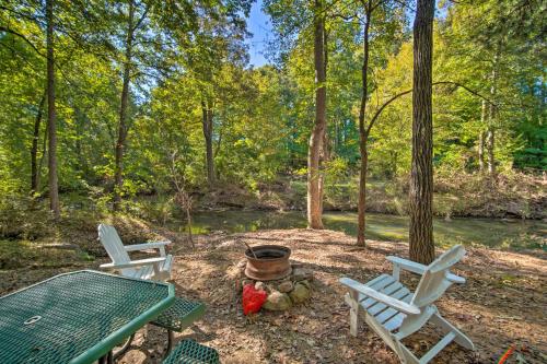 Billede fra billedgalleriet på Creekside Retreat with Swimming Hole in Summerville i Summerville
