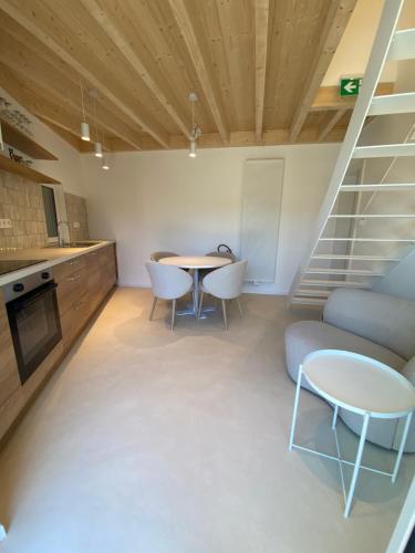 una sala de estar con una mesa y un sofá en Weserwasser, en Eupen