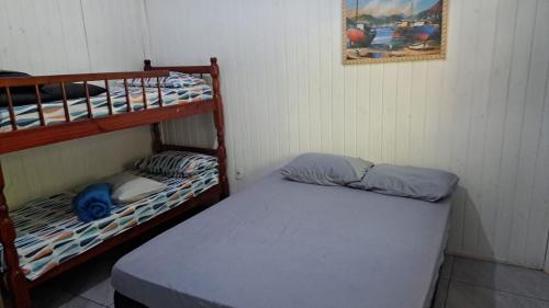a room with two bunk beds and a bed at Casa Mar e Montanha 3 - Próximo a praia Cepilho in Trindade
