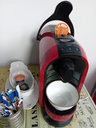 a red and black coffee maker sitting on a table at Casa Continentelor in Cîmpulung