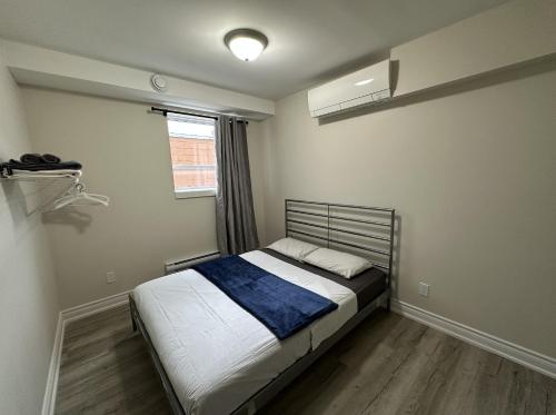 Postel nebo postele na pokoji v ubytování Furnished Simcoe Lofts