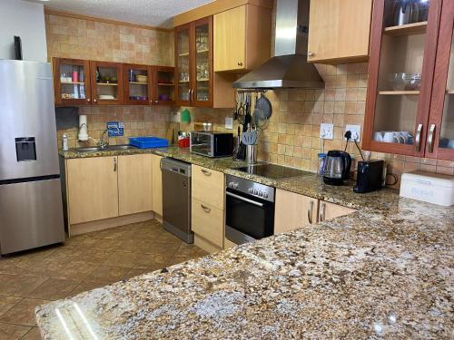 Kuchyň nebo kuchyňský kout v ubytování Sand And Sea Self Catering #3