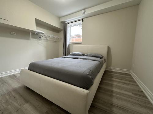 Postel nebo postele na pokoji v ubytování Furnished Simcoe Lofts