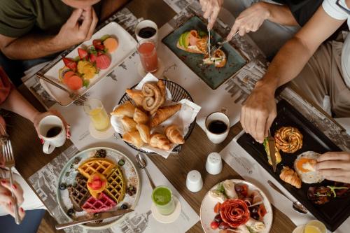 een groep mensen die rond een tafel zitten met eten bij Hotel InterContinental Cartagena by IHG in Cartagena
