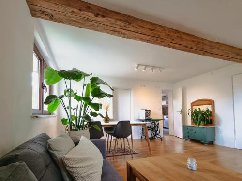 a living room with a couch and a table at Naturblick Apartment - Modernes 3-Zimmer mit Privatparkplatz in Neustadt bei Coburg