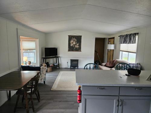 una cucina e un soggiorno con un tavolo e un divano di Charming Countryside Retreat a Fort Plain