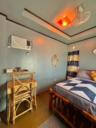 Postel nebo postele na pokoji v ubytování Seaside Blue Inn