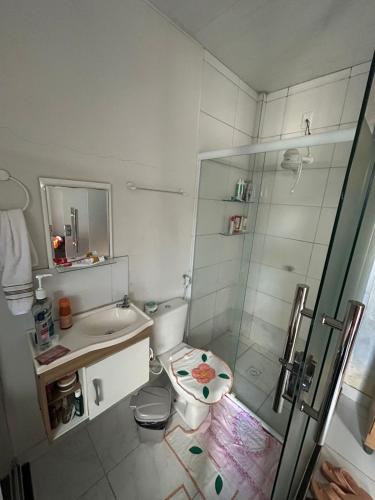 Un baño con ducha, inodoro y lavabo. en COP30 - Casa mobiliada - 3 quartos, en Ananindeua
