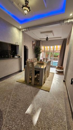 Μια τηλεόραση ή/και κέντρο ψυχαγωγίας στο Villa for 10 people max with private pool Marrakech villa avec piscine privée