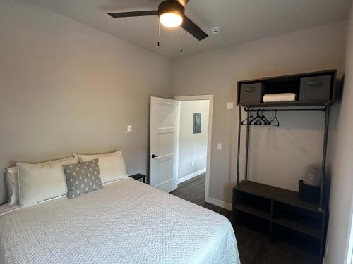 Un dormitorio con una cama y un ventilador de techo. en Downtown Minimalist Apartment, en International Falls