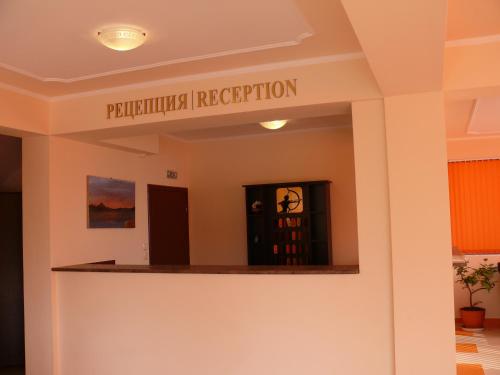 Un cartel de una institución de patología en una habitación. en Complex Terazini, en Byala
