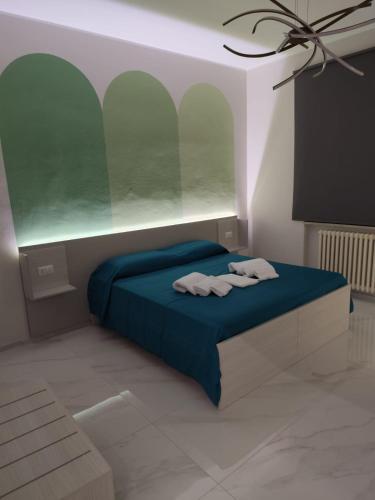 a bedroom with a bed with two towels on it at L Oasi di Lauria in Lauria