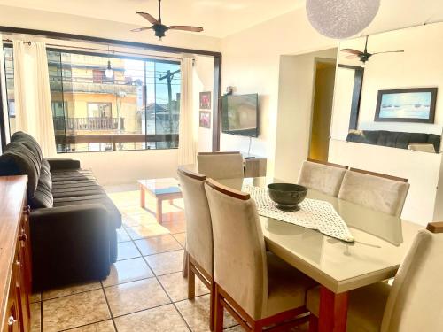 a dining room with a table and a couch at Apartamento Torres in Torres