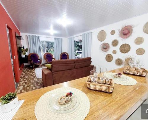 a living room with a couch and a table at Refúgio Sereno in Nova Friburgo