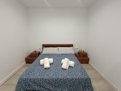 ein Schlafzimmer mit einem Bett und zwei Kissen darauf in der Unterkunft Benicarló Vacation Apartment in Benicarló