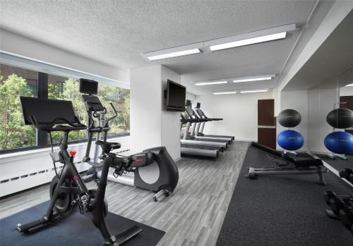 a gym with treadmills and exercise bikes in a room at Sonesta ES Suites Chicago Downtown Magnificent Mile Medical in Chicago