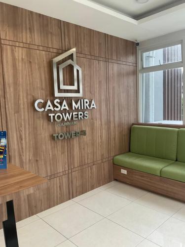 Condo Casa Mira Towers Mandaueに飾ってある許可証、賞状、看板またはその他の書類