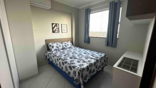 a small bedroom with a bed and a window at lindo apartamento confortável em Ananindeua in Ananindeua