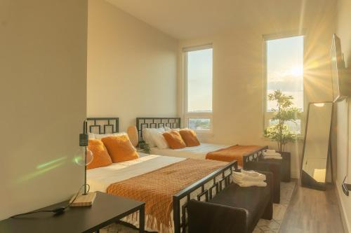 Ένα ή περισσότερα κρεβάτια σε δωμάτιο στο Spacious APT, Near NYC and Airport & Sleep Big Groups