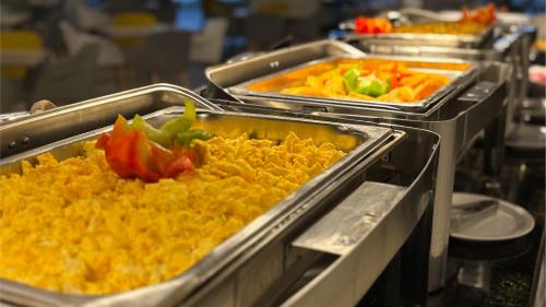 a buffet line with many trays of food at Hotel Portobelo Plaza las Ámericas in San Andrés