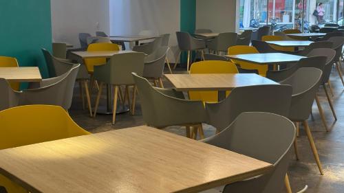 an empty classroom with tables and chairs at Hotel Portobelo Plaza las Ámericas in San Andrés